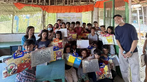 Volunteers in the classroom with students